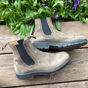 Women’s size 10 Blundstone boots. Like new!
